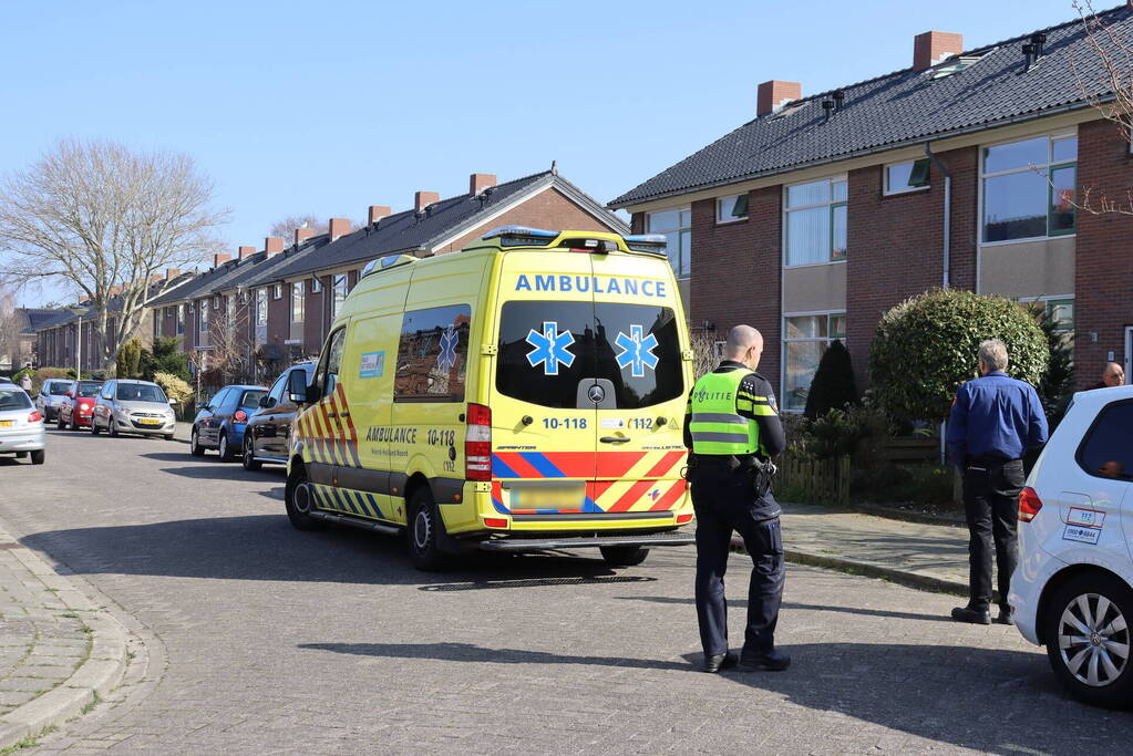 Auto rijdt voortuin van huis binnen