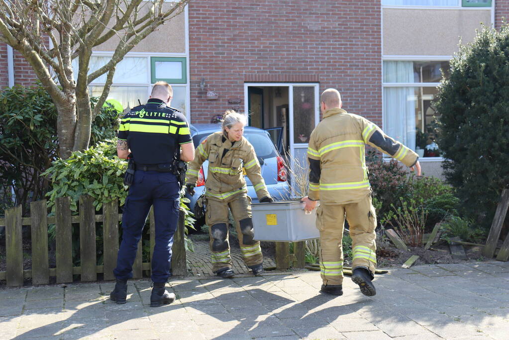 Auto rijdt voortuin van huis binnen