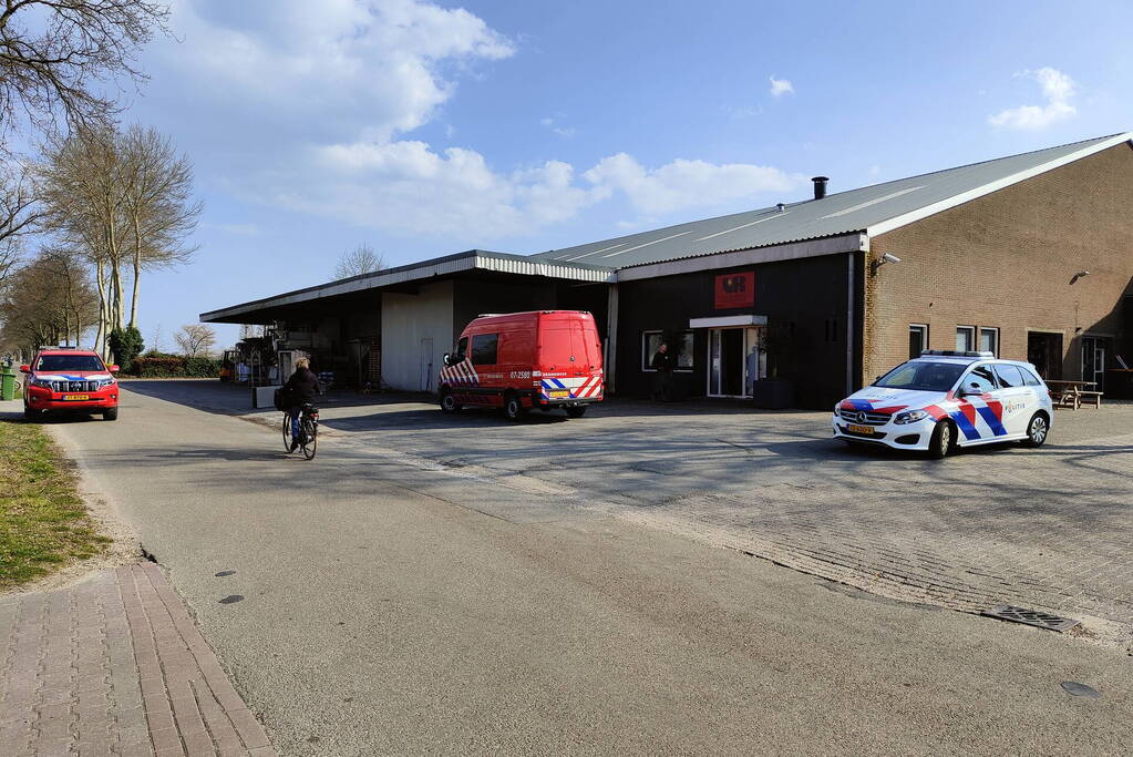 Brand op terrein van aannemersbedrijf