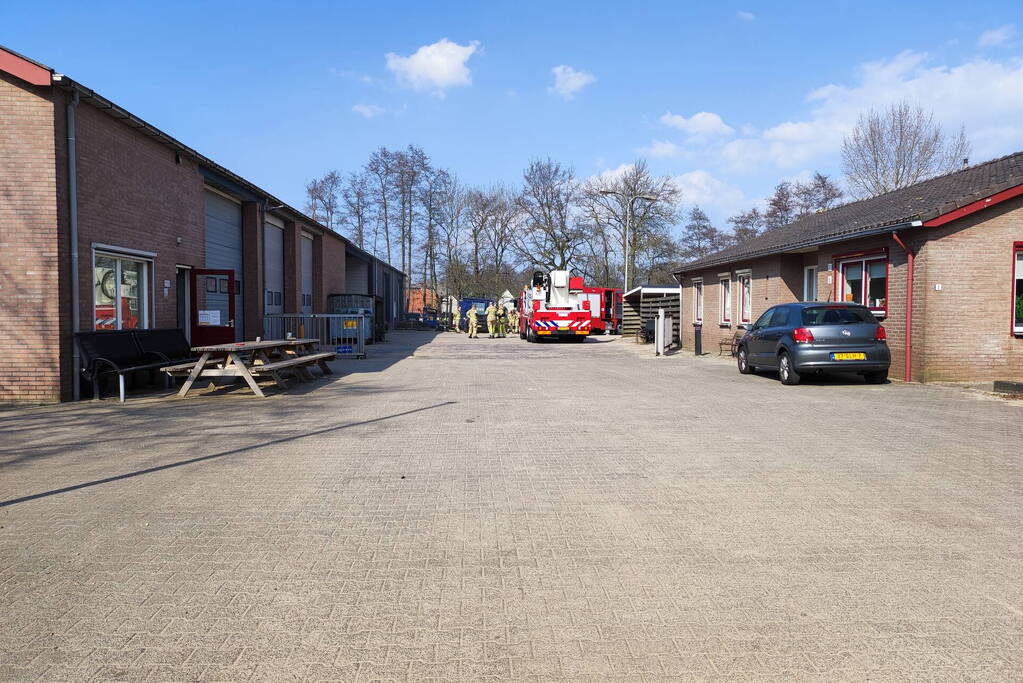Brand op terrein van aannemersbedrijf
