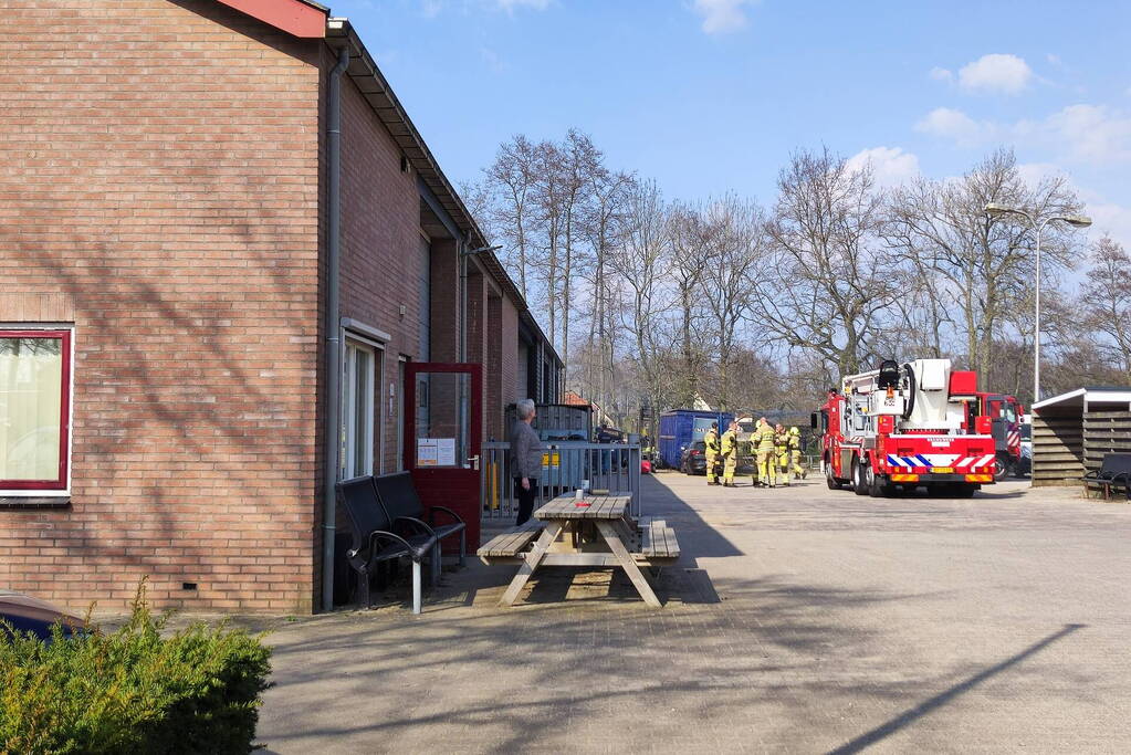 Brand op terrein van aannemersbedrijf