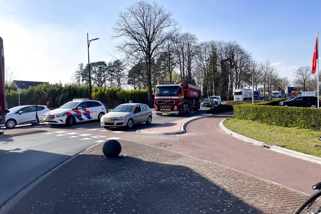 Fietser gewond bij aanrijding op rotonde