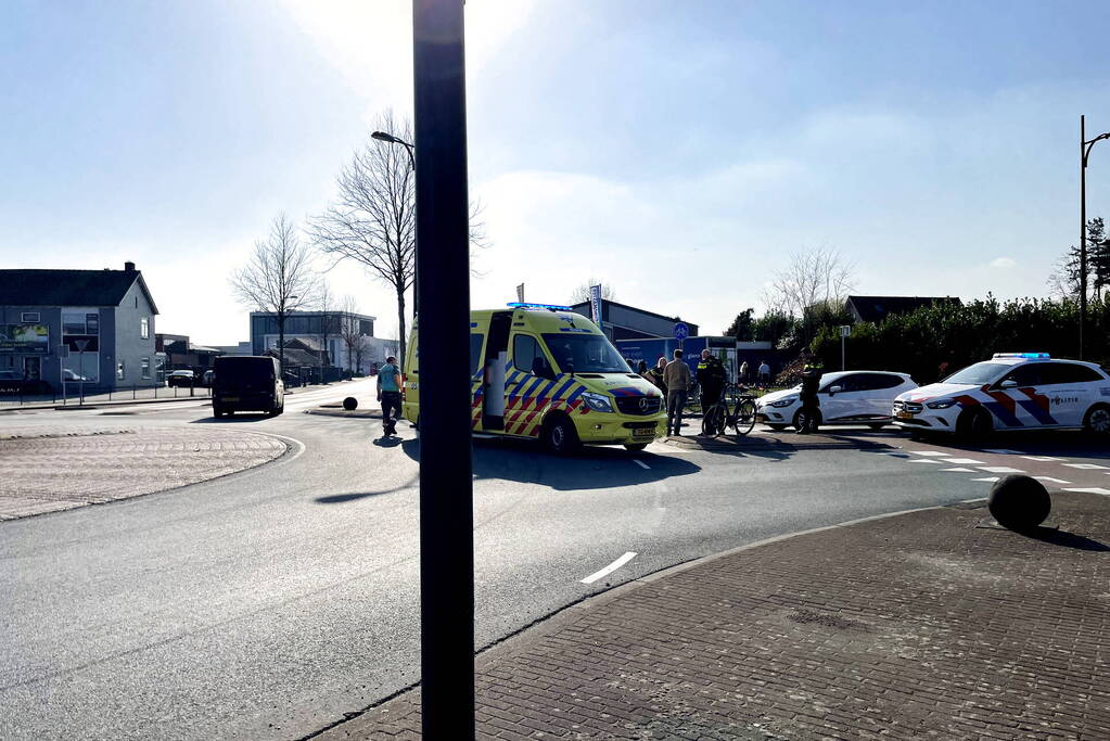 Fietser gewond bij aanrijding op rotonde