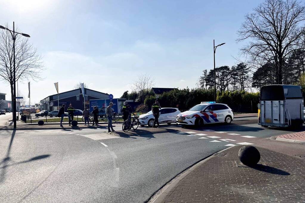 Fietser gewond bij aanrijding op rotonde