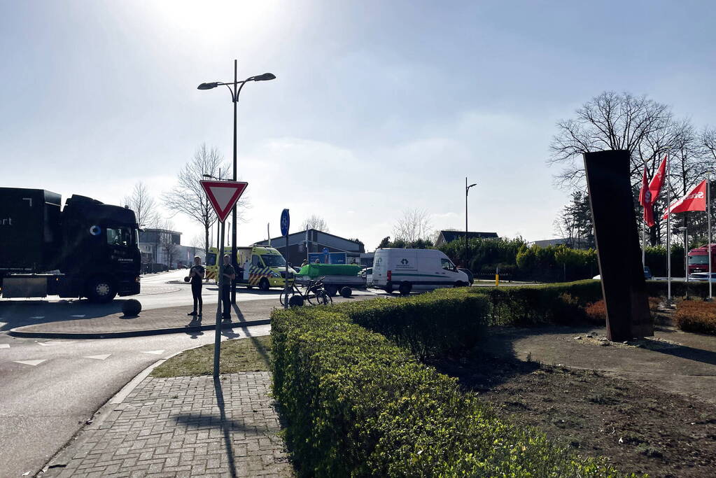 Fietser gewond bij aanrijding op rotonde