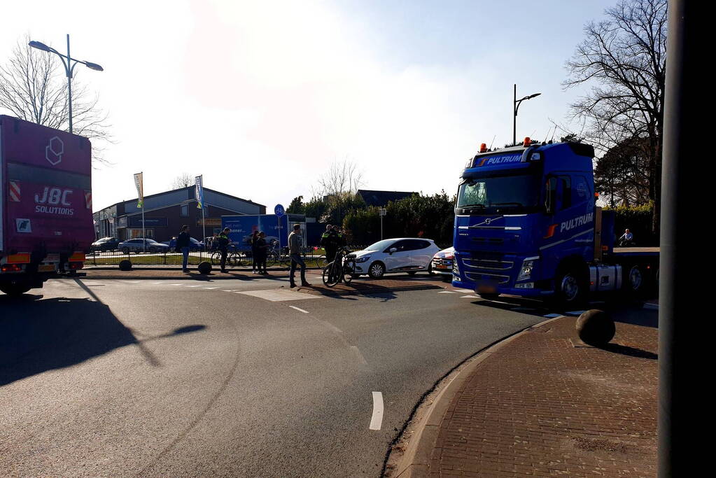 Fietser gewond bij aanrijding op rotonde