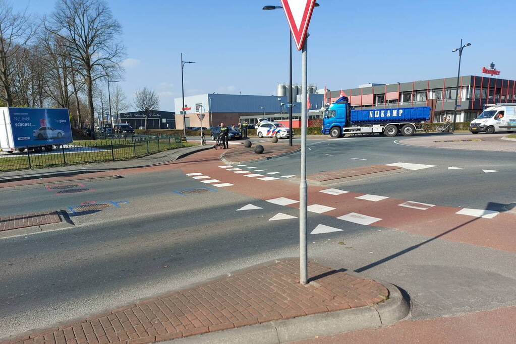 Fietser gewond bij aanrijding op rotonde