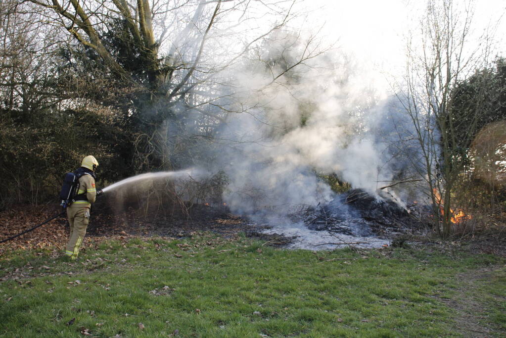 Flinke rookontwikkeling vanwege brand in grashoop