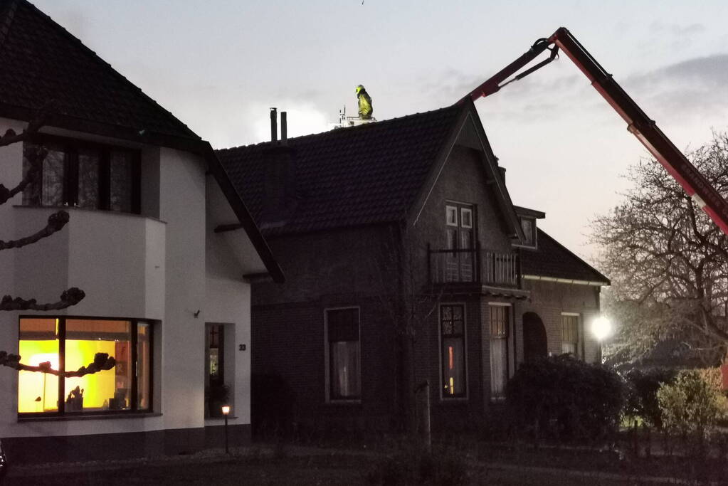 Flinke rookontwikkeling vanwege brand in schoorsteen van woning