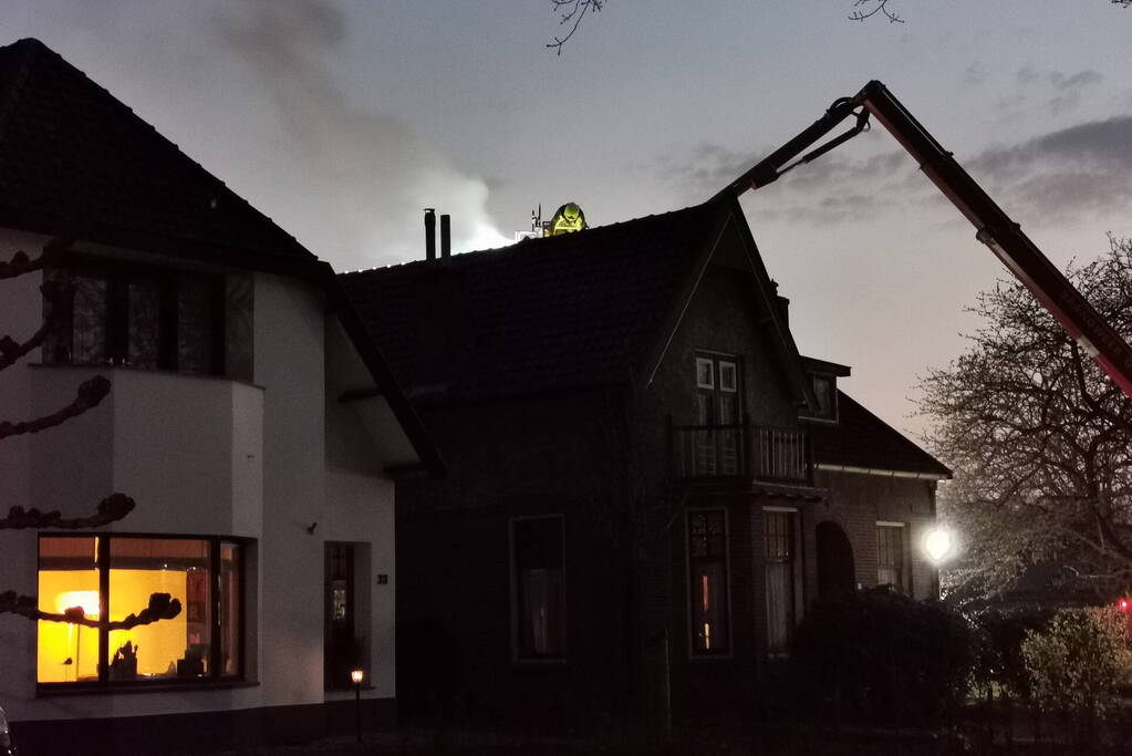 Flinke rookontwikkeling vanwege brand in schoorsteen van woning