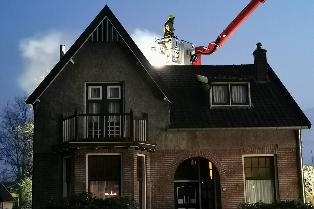 Flinke rookontwikkeling vanwege brand in schoorsteen van woning