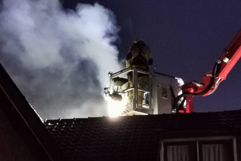 Flinke rookontwikkeling vanwege brand in schoorsteen van woning