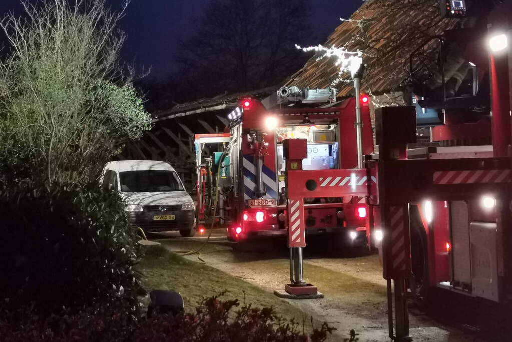 Flinke rookontwikkeling vanwege brand in schoorsteen van woning