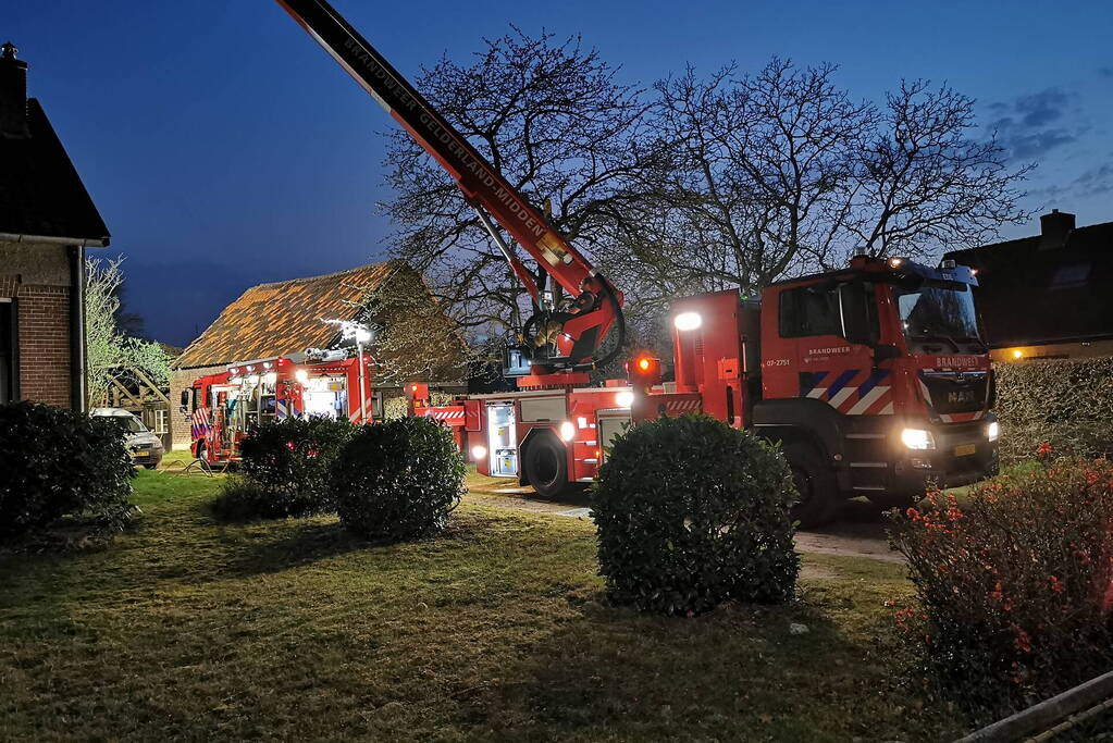 Flinke rookontwikkeling vanwege brand in schoorsteen van woning