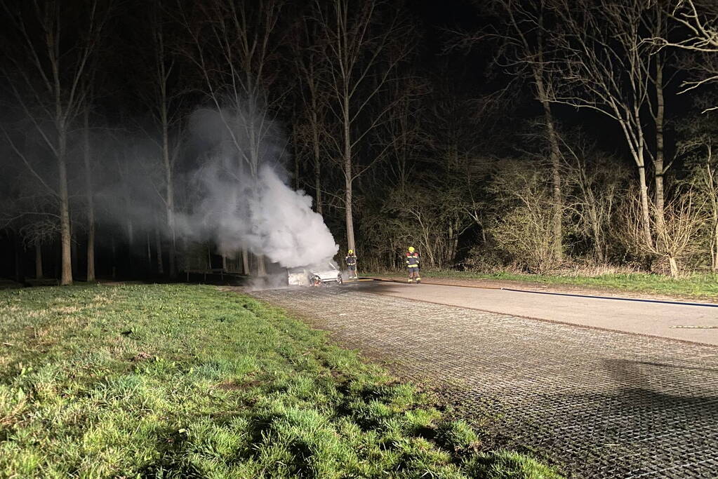 Personenauto volledig uitgebrand