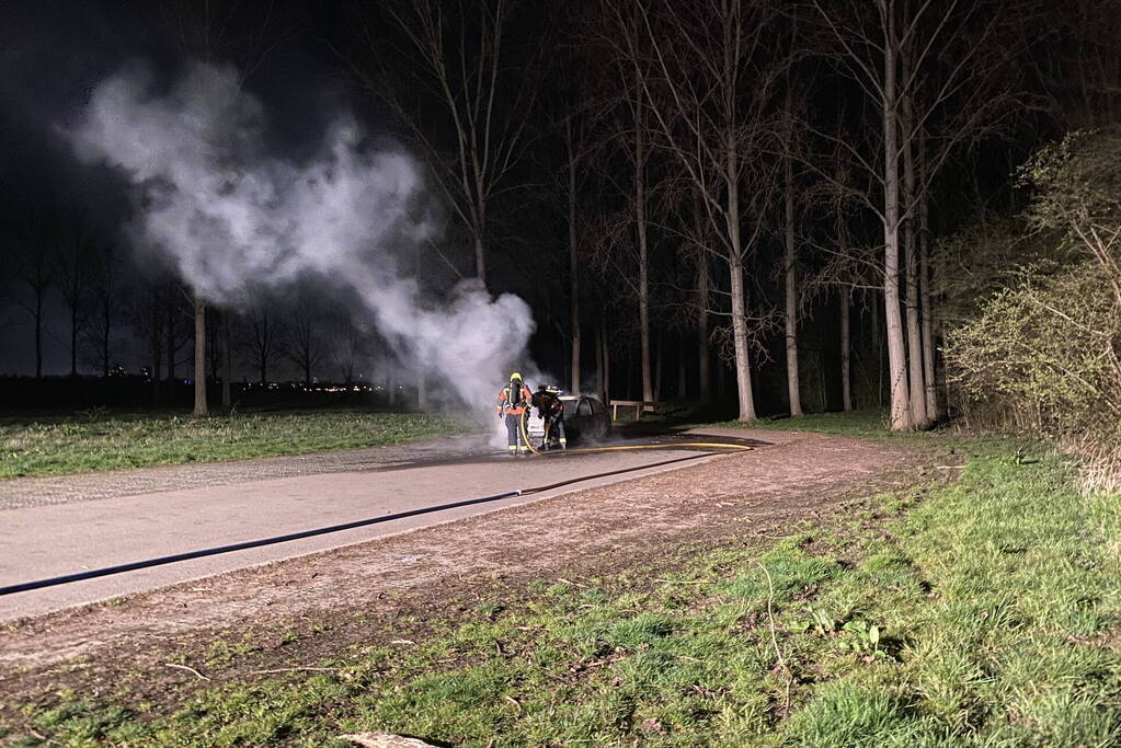 Personenauto volledig uitgebrand