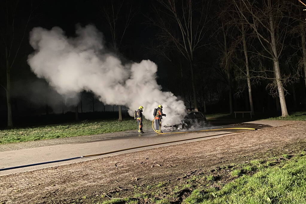 Personenauto volledig uitgebrand