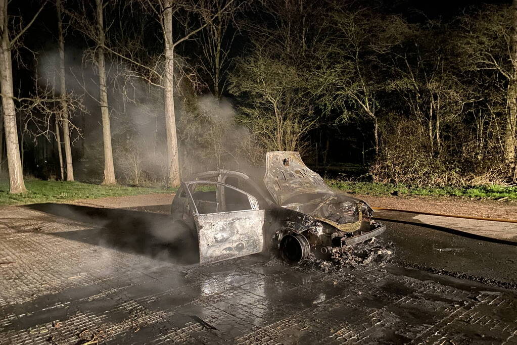 Personenauto volledig uitgebrand