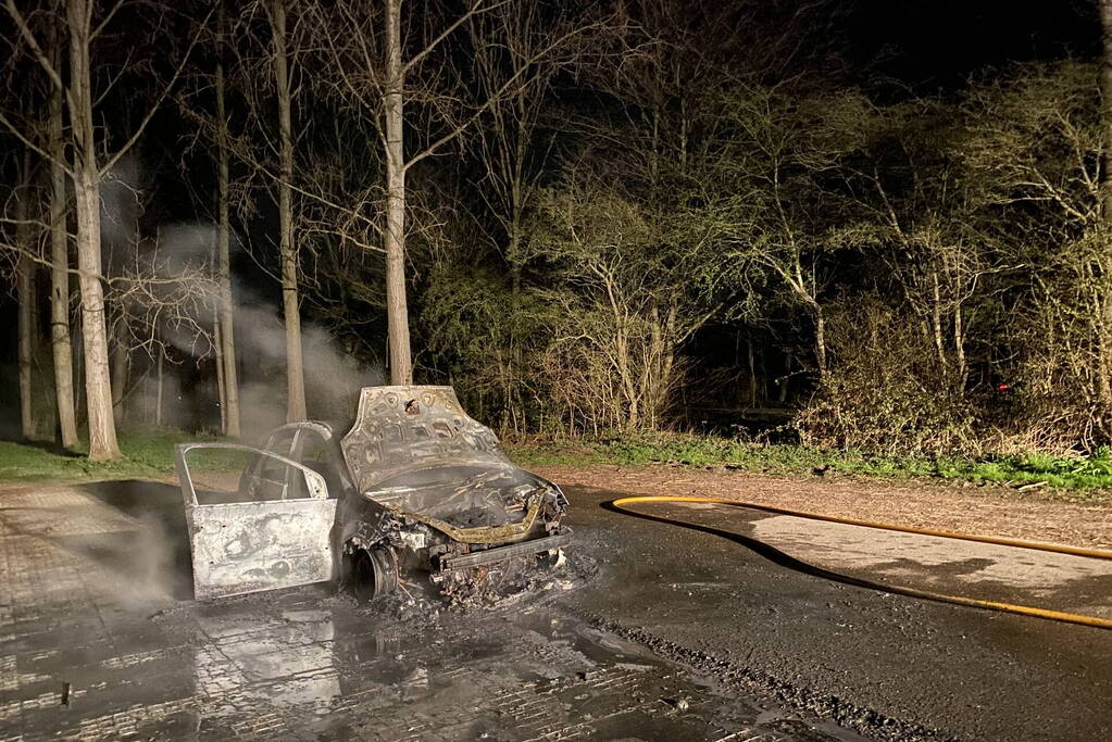 Personenauto volledig uitgebrand