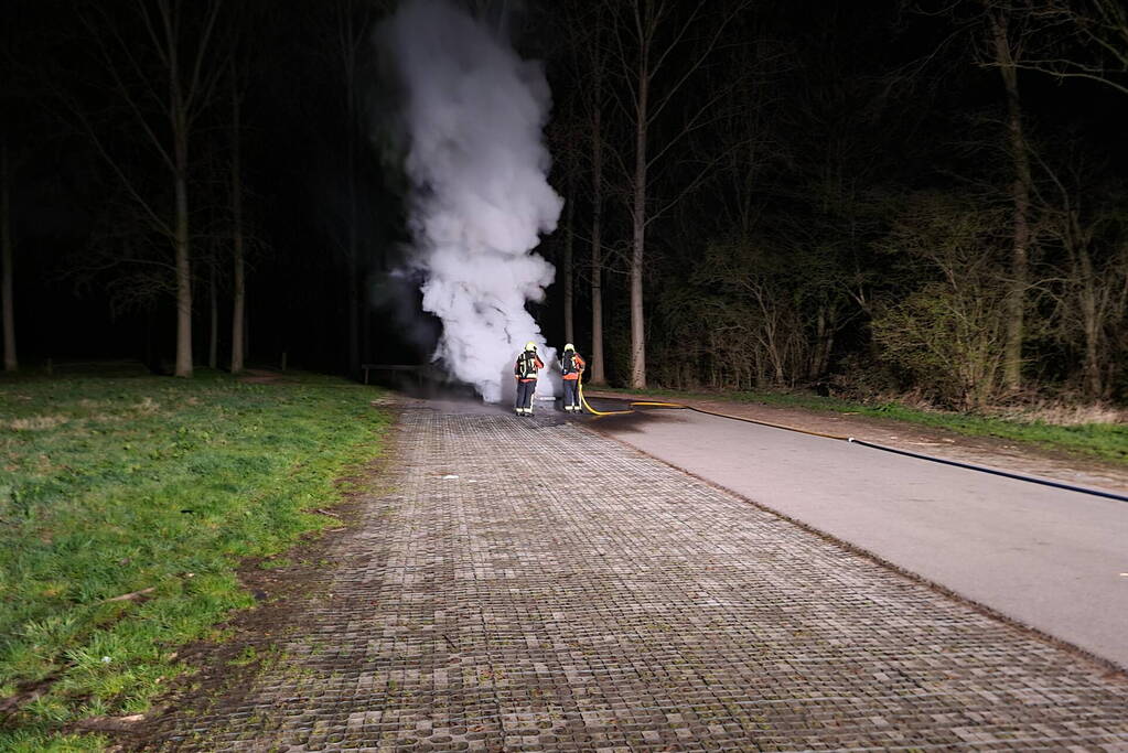 Personenauto volledig uitgebrand