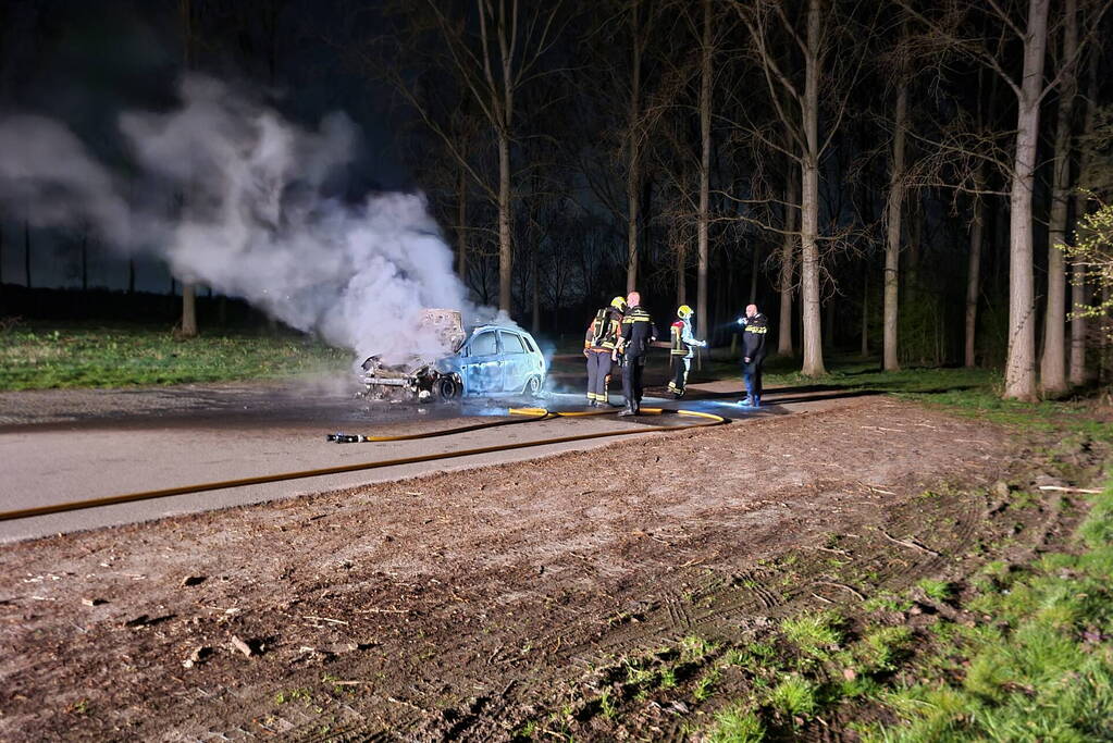 Personenauto volledig uitgebrand