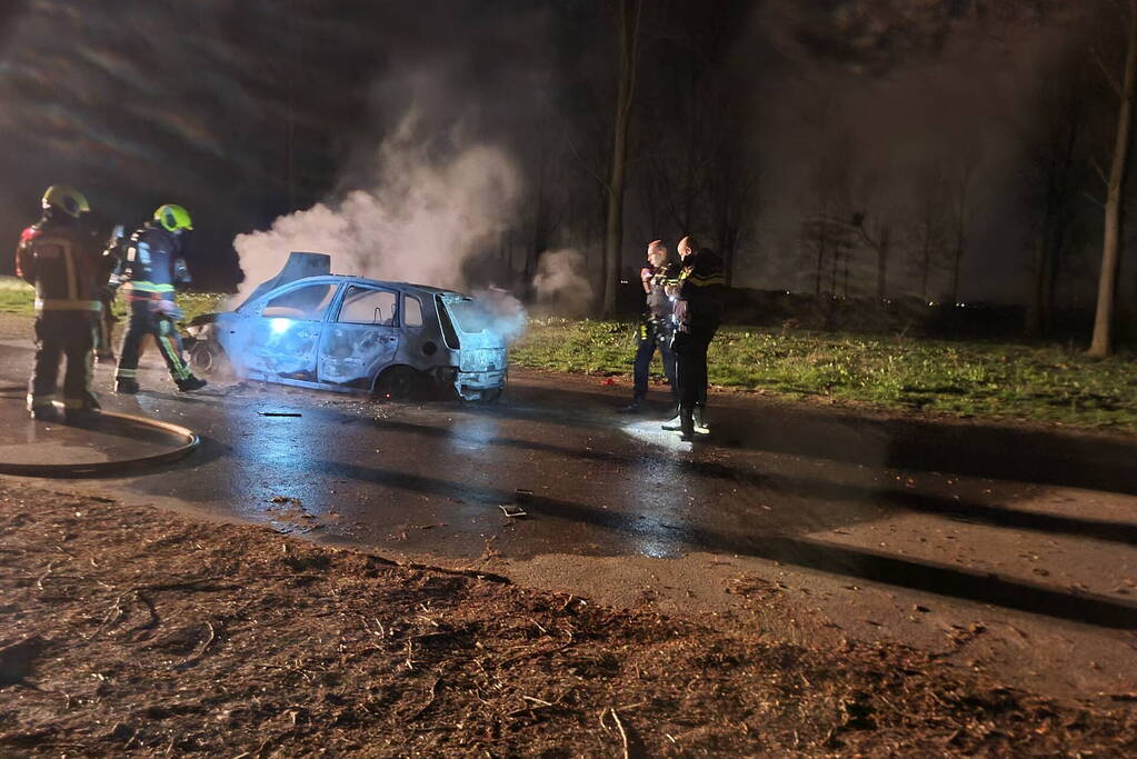 Personenauto volledig uitgebrand