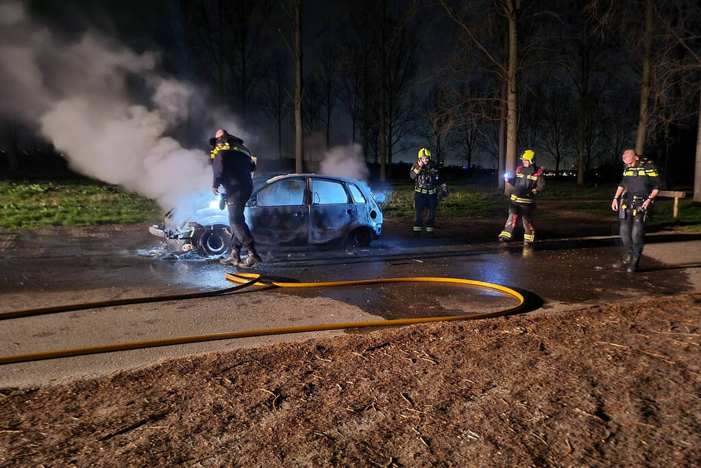 Personenauto volledig uitgebrand