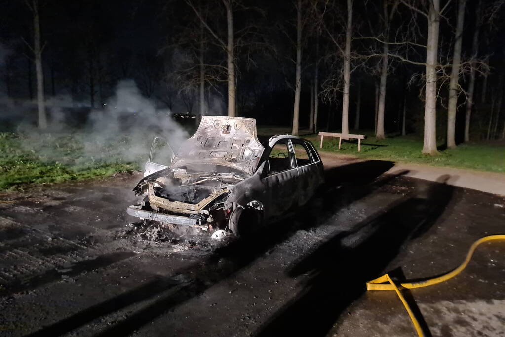 Personenauto volledig uitgebrand