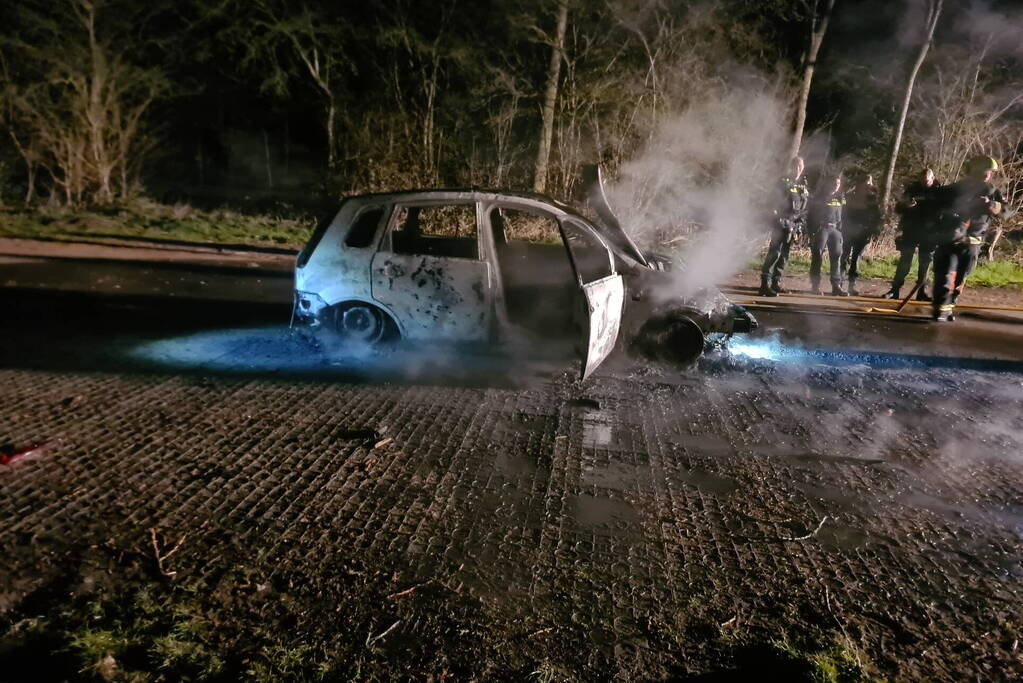 Personenauto volledig uitgebrand