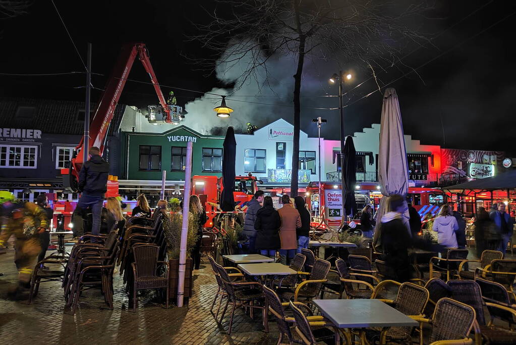 Grote brand boven cafe Railroad