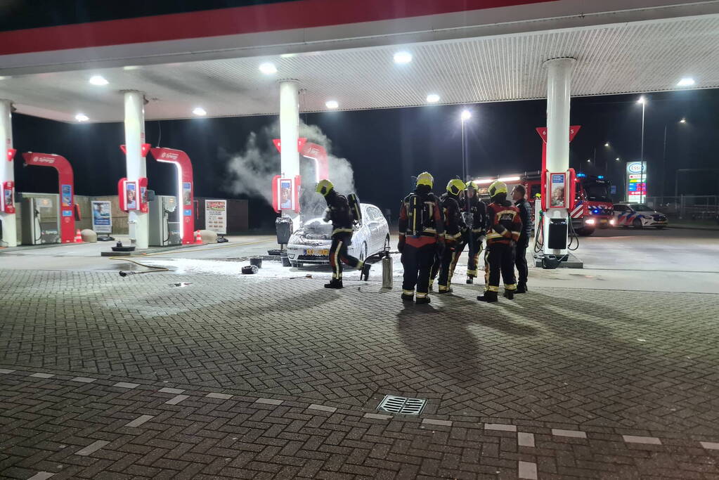 Auto vliegt in brand bij Esso tankstation