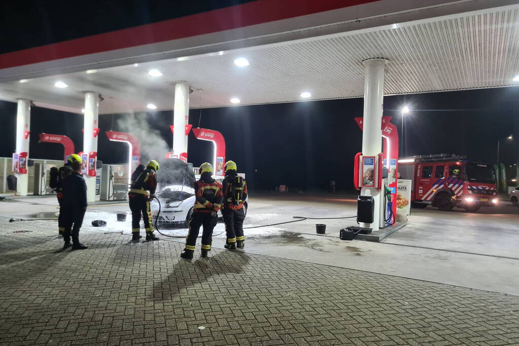 Auto vliegt in brand bij Esso tankstation