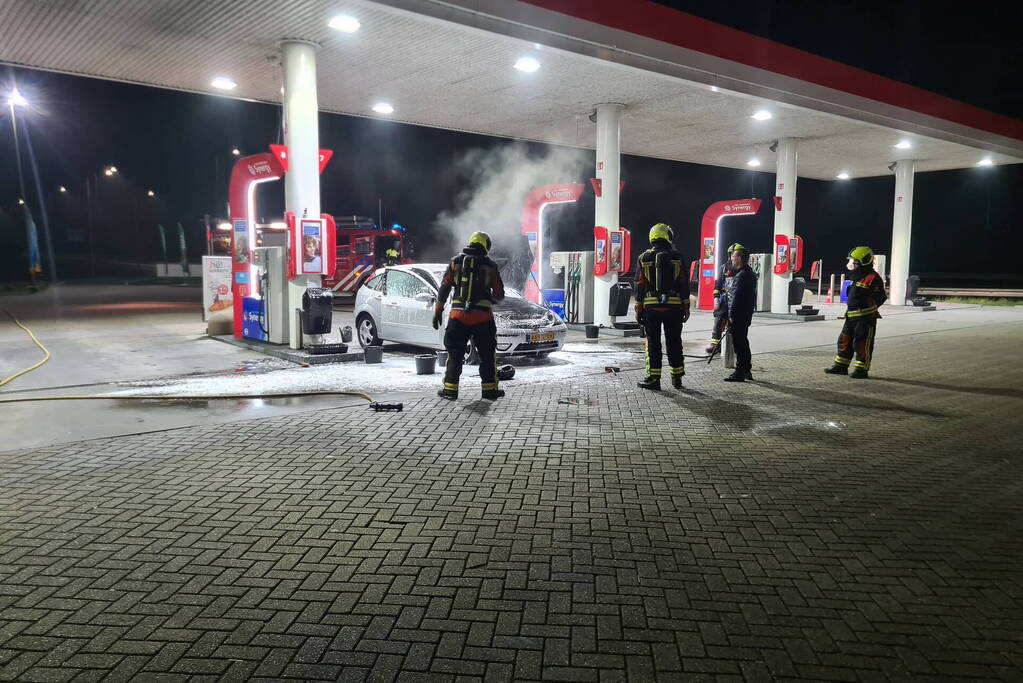 Auto vliegt in brand bij Esso tankstation