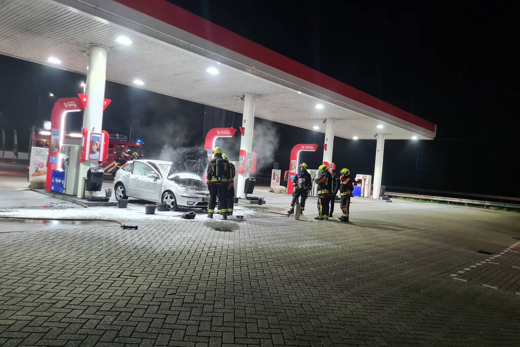 Auto vliegt in brand bij Esso tankstation