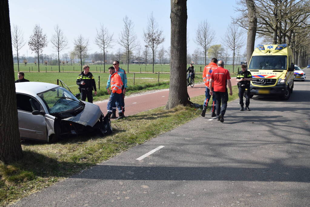 Brommobiel total-loss na botsing tegen boom