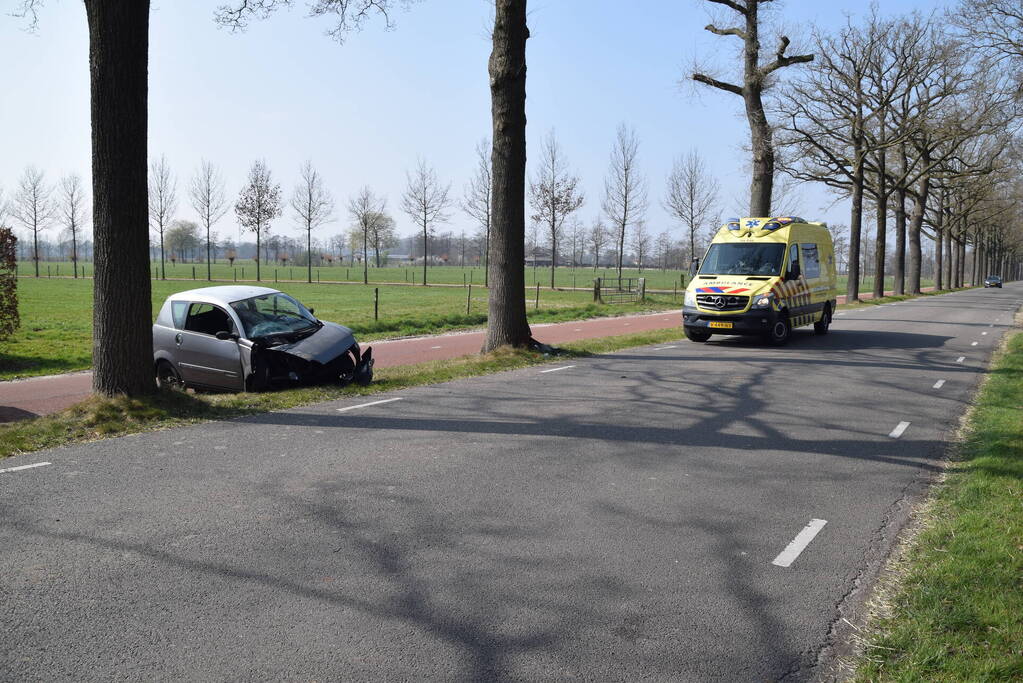 Brommobiel total-loss na botsing tegen boom