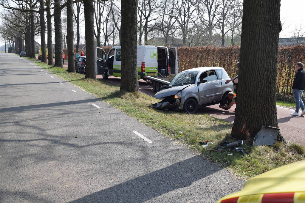 Brommobiel total-loss na botsing tegen boom