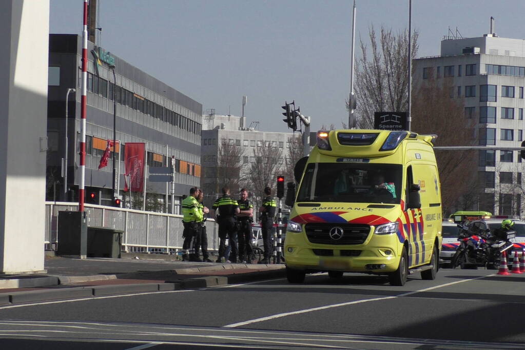 Scooterrijder gewond bij botsing tegen brug