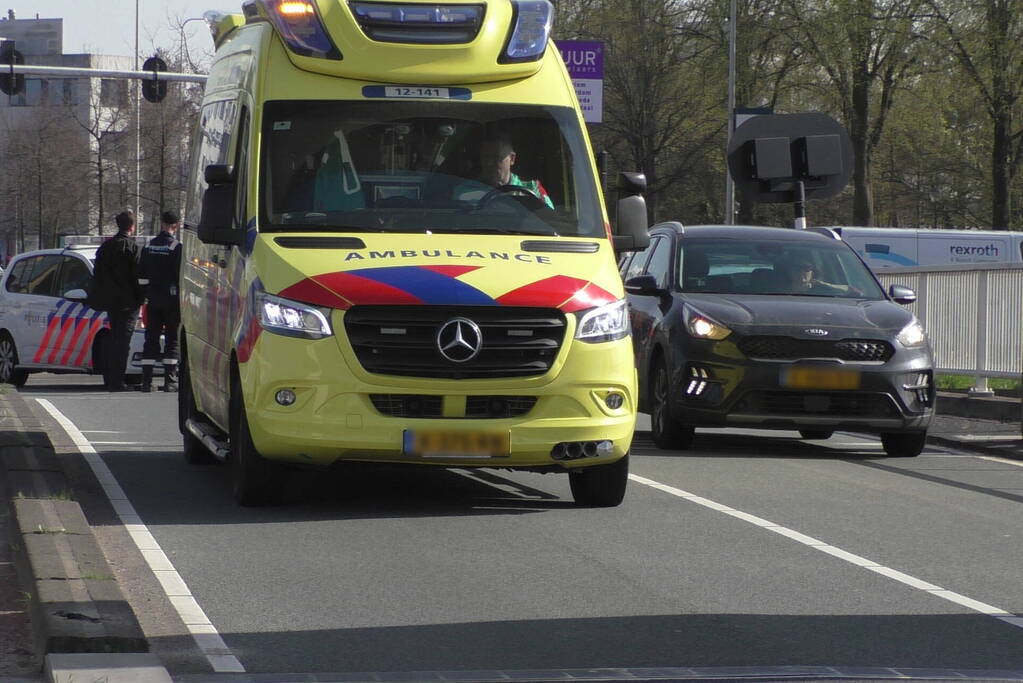 Scooterrijder gewond bij botsing tegen brug
