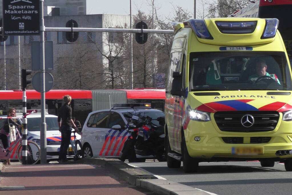 Scooterrijder gewond bij botsing tegen brug
