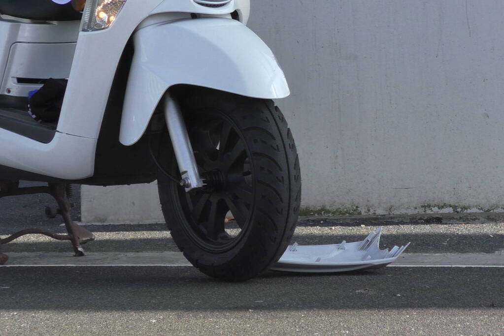 Scooterrijder gewond bij botsing tegen brug