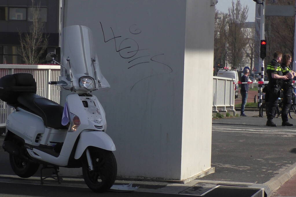 Scooterrijder gewond bij botsing tegen brug