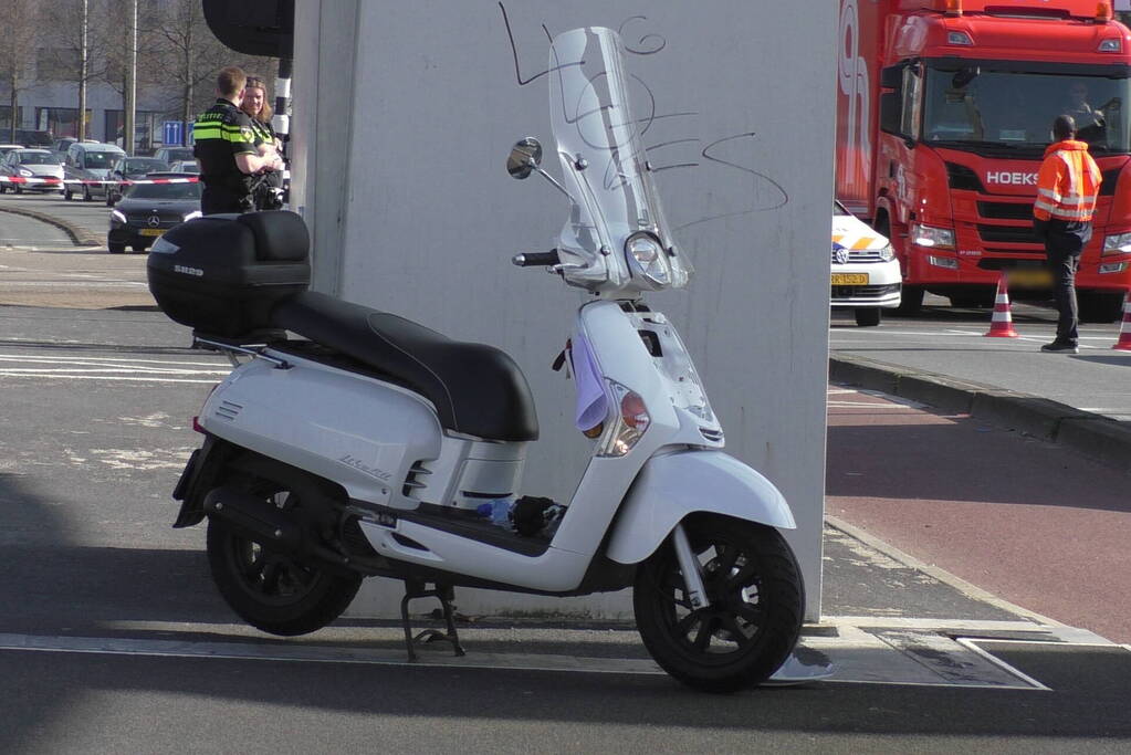 Scooterrijder gewond bij botsing tegen brug