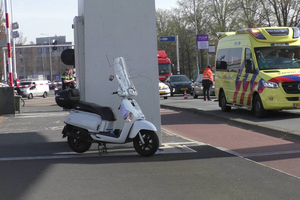 Scooterrijder gewond bij botsing tegen brug