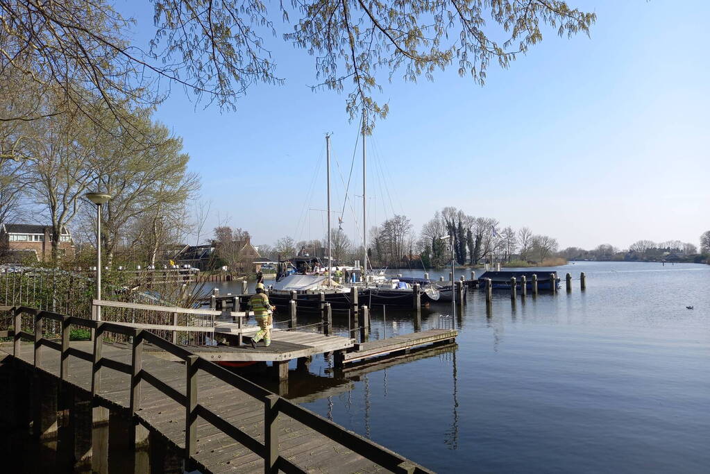 Brand op plezierjacht in haven