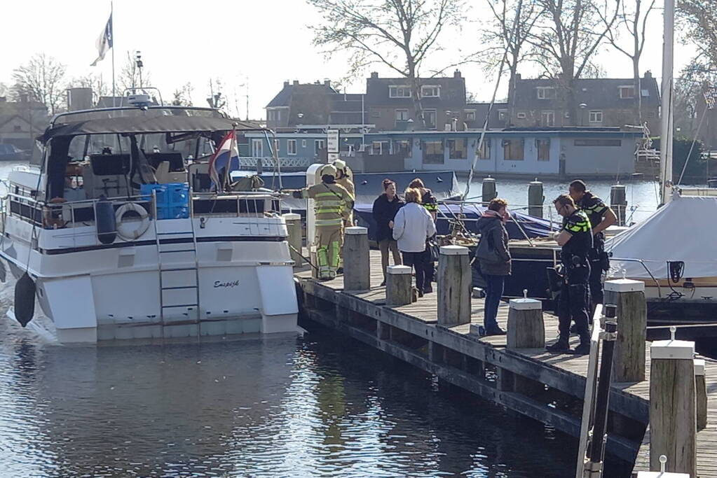 Brand op plezierjacht in haven