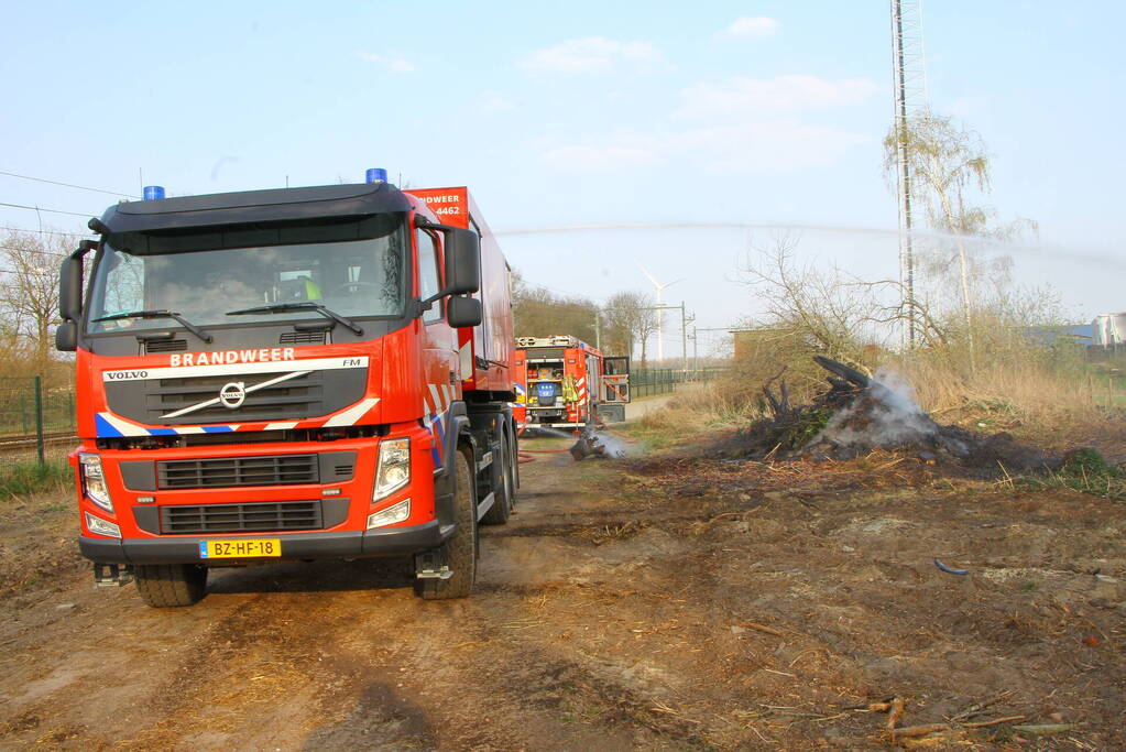 Berg snoeiafval vliegt in brand