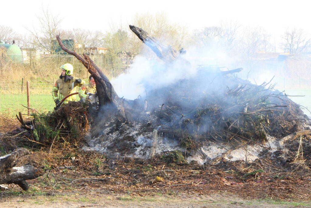 Berg snoeiafval vliegt in brand