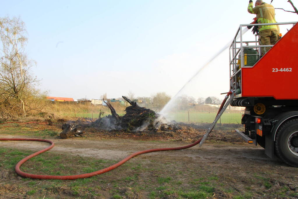 Berg snoeiafval vliegt in brand
