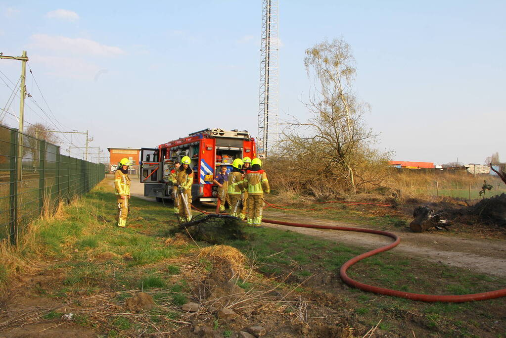 Berg snoeiafval vliegt in brand